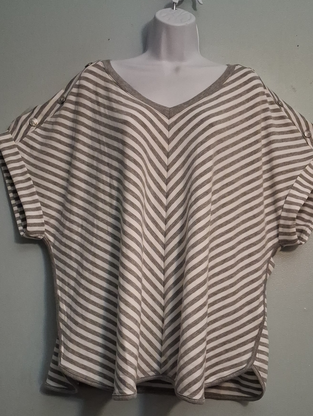 Cupio Size 3X Women's Gray & White Striped V-Neck Cap Sleeve Top With Button
